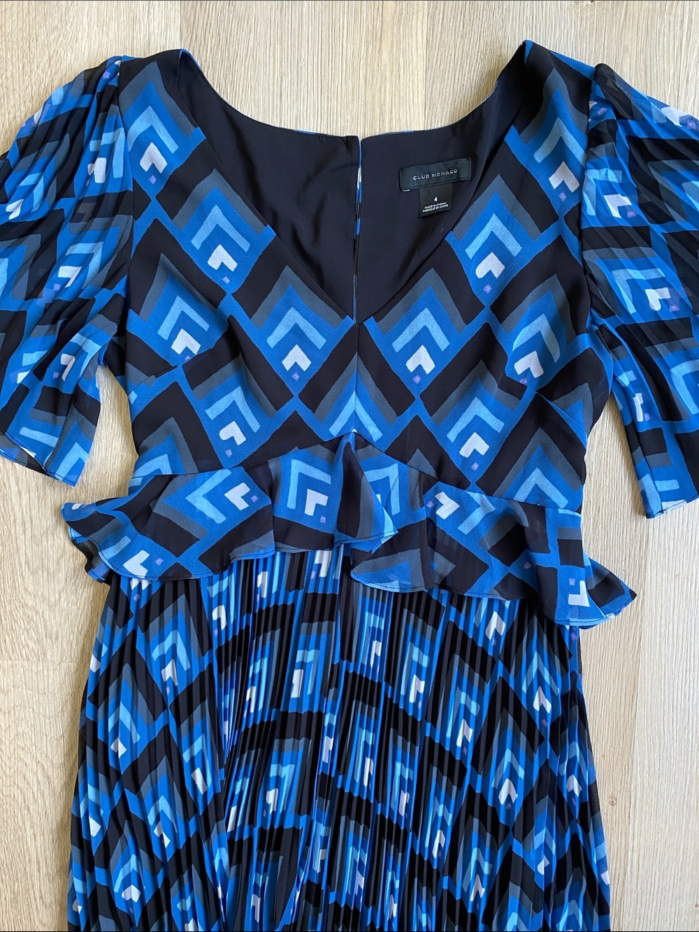 Club Monaco Blue Geometric Pleated Midi Dress Flutter Sleeve Peplum Size 4 - Picture 3 of 14
